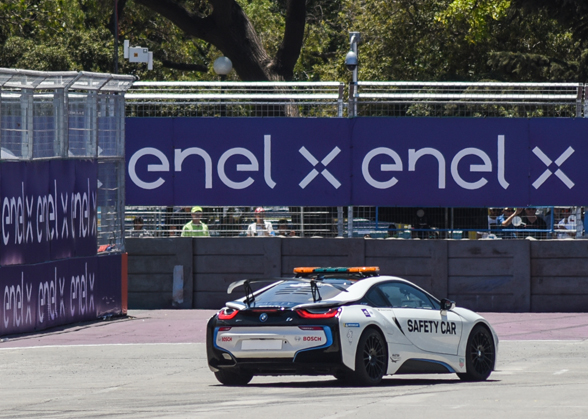 Safety car in pista durante il Gran Premio di Formula E in Cile