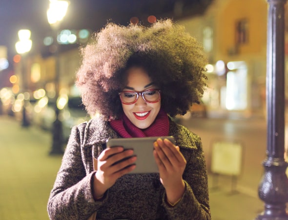 Ragazza con gli occhiali con un tablet