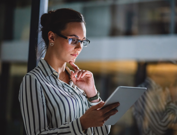 Mujer de negocios con una ‘tablet’ en la mano