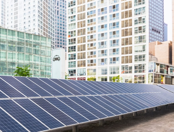 Paneles solares en el tejado de un edificio