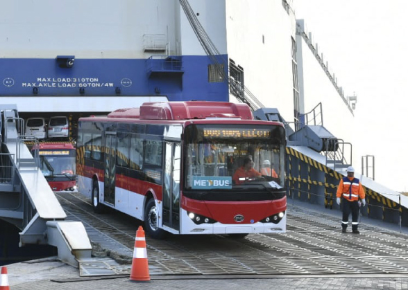 Autobús eléctrico bajando de un barco de carga