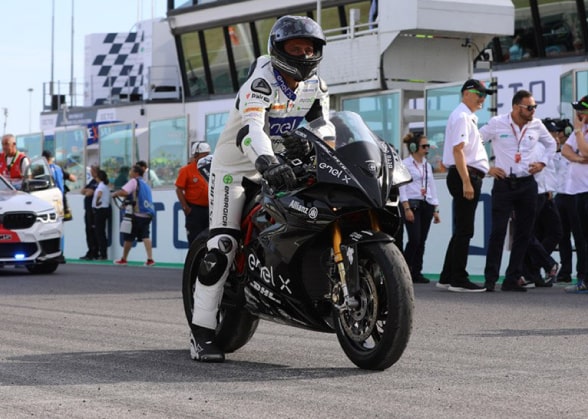 Piloto sobre la moto