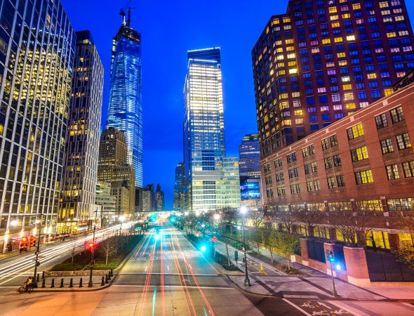 Grande città con macchine in velocità su strada