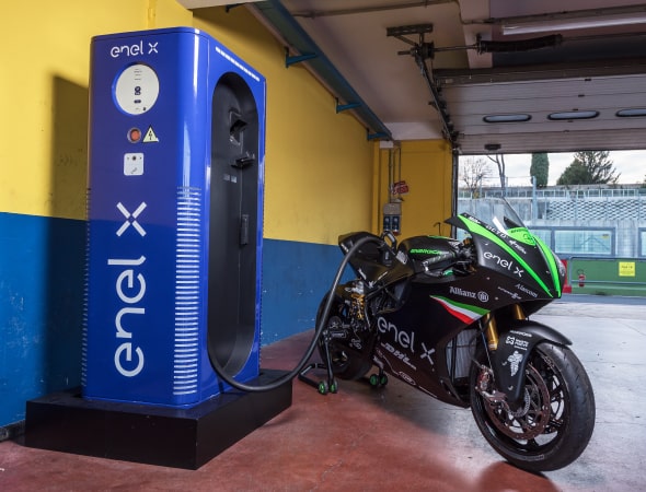 Una moto eléctrica mientras se está recargando