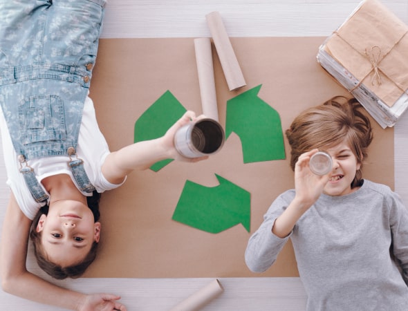 Bambini sdraiati sul pavimento