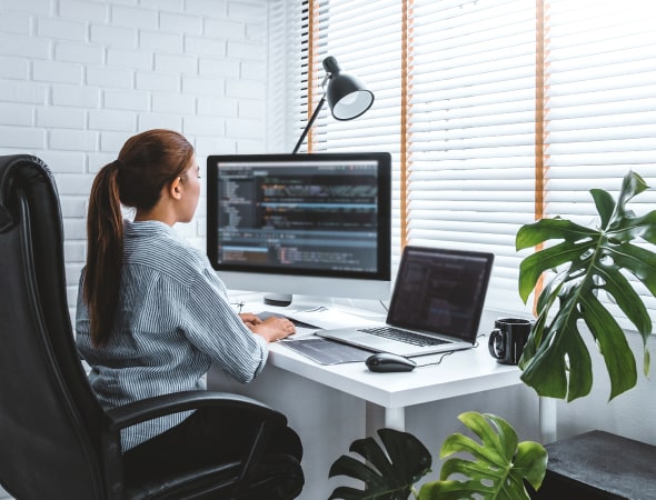 Ragazza al lavoro al computer in ufficio