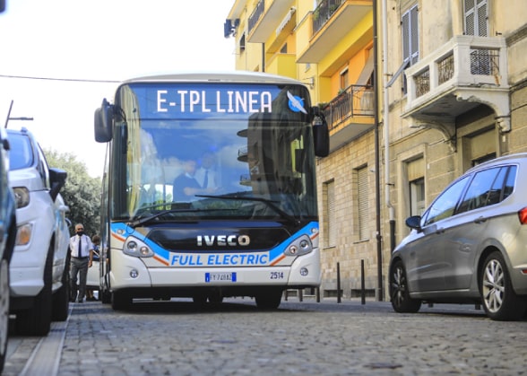 Autobús eléctrico en la calle