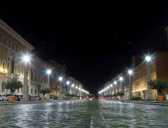 Calle iluminada, ambiente nocturno.