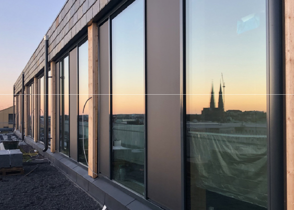 Edificio con muchos cristales al atardecer