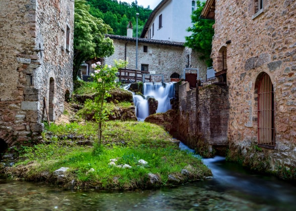 Una pequeña cascada entre las casas de Rasiglia