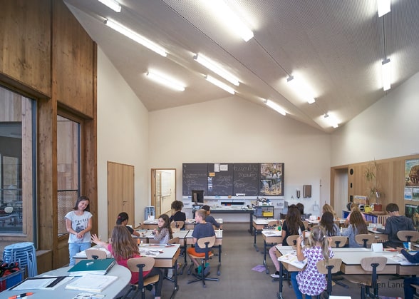 aula llena de estudiantes